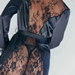 Robe De Chambre Satinée Noire à Dos Et Manchettes En Dentelle 8 Robe De Chambre Satinée Noire à Dos Et Manchettes En Dentelle -Jupe Lumine Soldes Boutique 2c7217eaeb17935242938250da849d270fe214f9 cnc3929 4