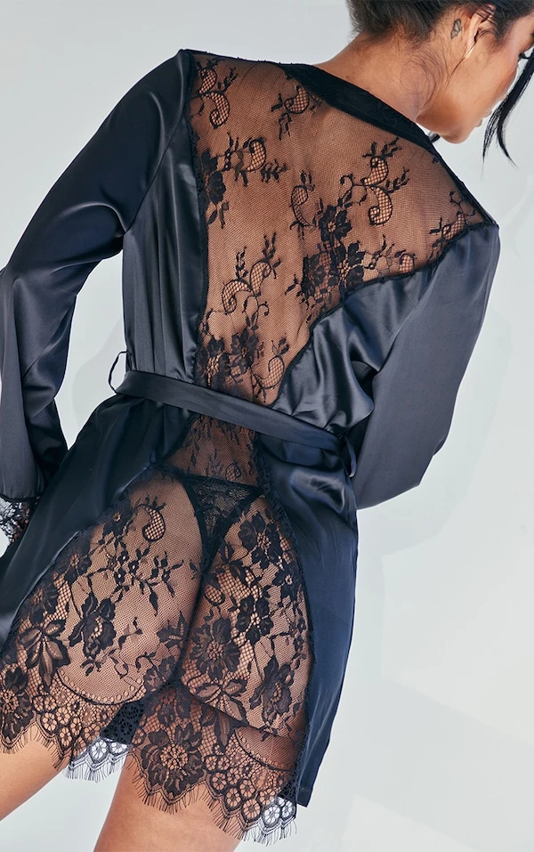 Robe De Chambre Satinée Noire à Dos Et Manchettes En Dentelle 4 Robe De Chambre Satinée Noire à Dos Et Manchettes En Dentelle – Image 4