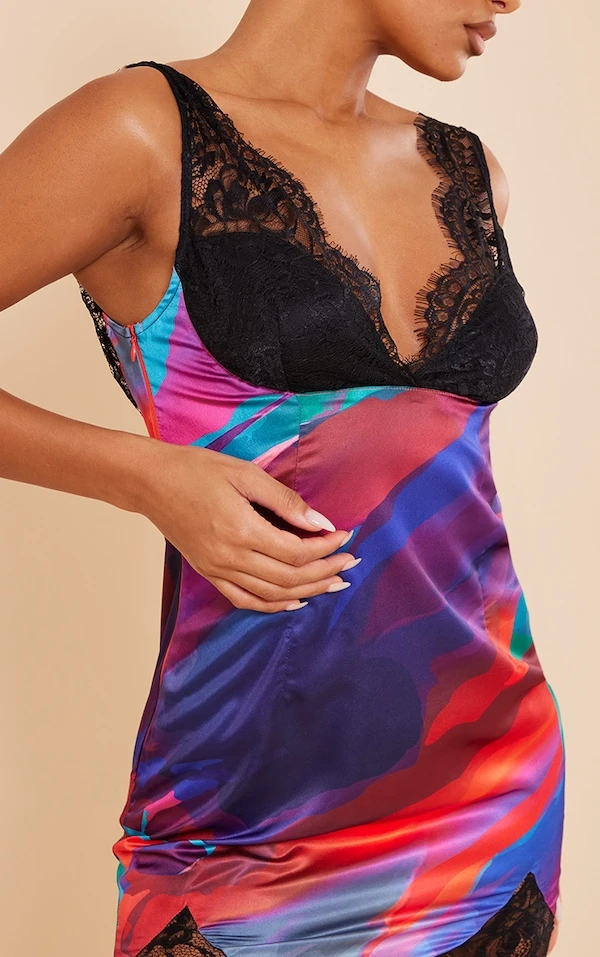 Robe Moulante Satinée Imprimée Multicolore à Bonnets Contrastants En Dentelle 4 Robe Moulante Satinée Imprimée Multicolore à Bonnets Contrastants En Dentelle – Image 4