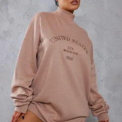 Zero Robe Pull Oversize Café Au Lait à Slogan United States Et Col Montant