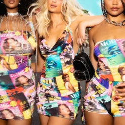 Robe Moulante Imprimée Journaux Multicolore à Col Bénitier Et Anneau