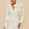 Robe Blazer Satinée Crème à Noeuds Sur L'épaule