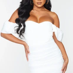 Robe Moulante Tissée Froncée Blanche à Col Bardot Coeur