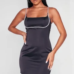 Robe Moulante Satinée Noire à Bretelles Et Buste Strassés