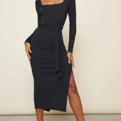 Robe Mi-longue Côtelée Noire En Maille Tricot Découpée Et Noué Dans Le Dos