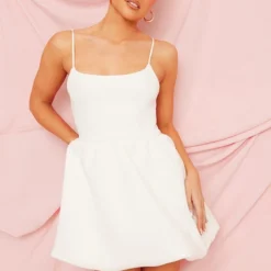 Robe En Néoprène Blanc à Bretelles Fines Et Jupe Bouffante