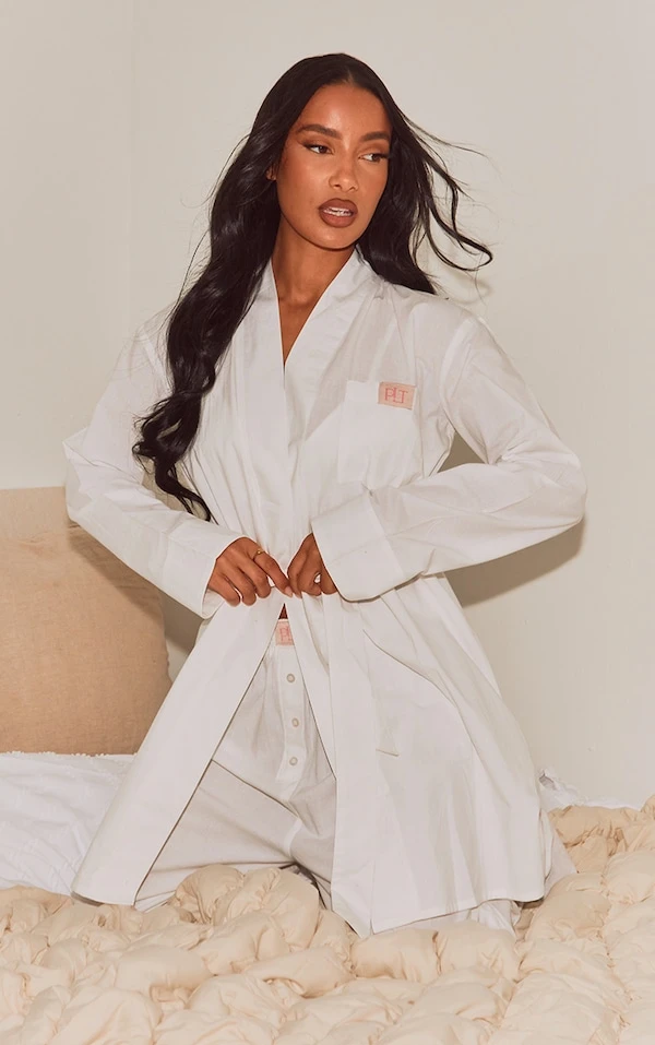 PRETTYLITTLETHING Robe De Chambre En Coton Tissé Blanc à Badge Et Taille Nouée 1 PRETTYLITTLETHING Robe De Chambre En Coton Tissé Blanc à Badge Et Taille Nouée