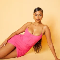 Robe Moulante Rose Vif à Corset Et Bretelles Chaînes