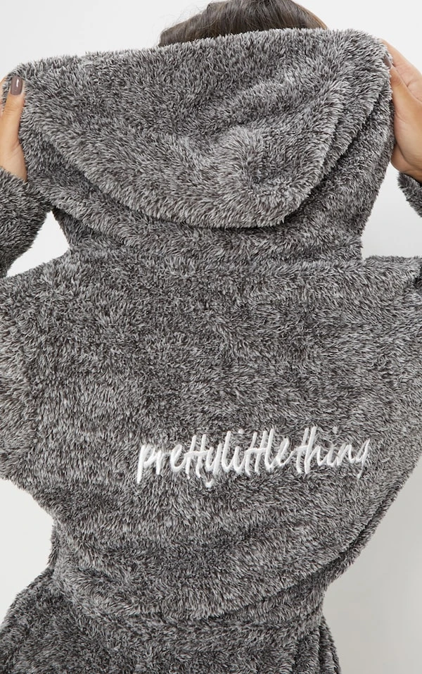 PRETTYLITTLETHING Robe De Chambre Gris Anthracite Duveteuse à Capuche 6 PRETTYLITTLETHING Robe De Chambre Gris Anthracite Duveteuse à Capuche – Image 6