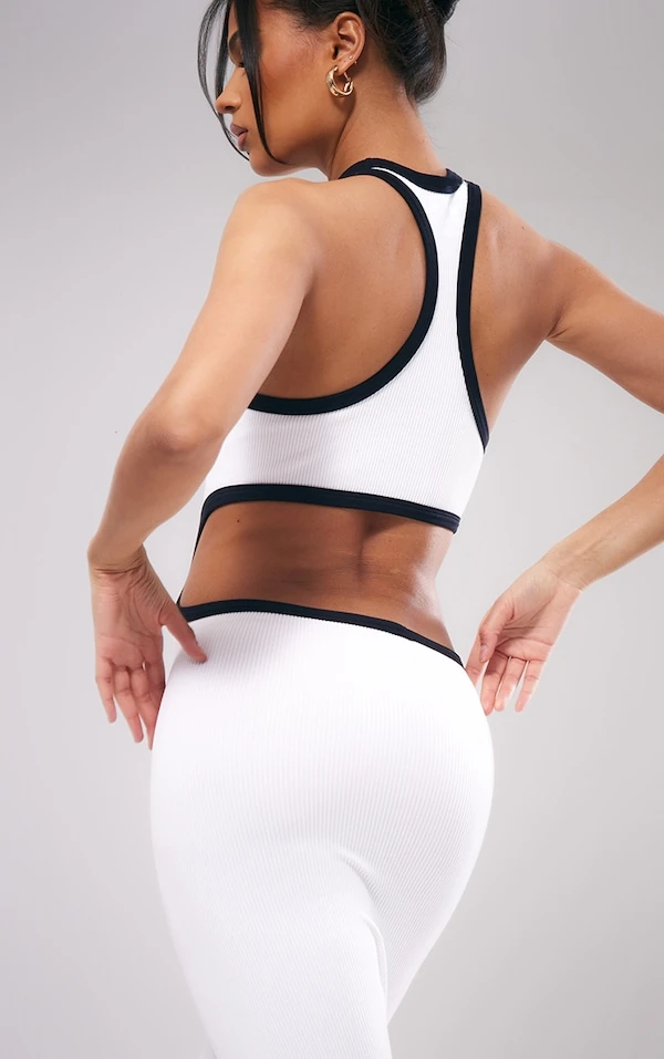 Robe Longue Découpée En Maille Côtelée Blanche à Contours Et Liserés Contrastants 4 Robe Longue Découpée En Maille Côtelée Blanche à Contours Et Liserés Contrastants – Image 4