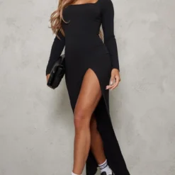 Robe Longue Noire à Col Carré Et Fente