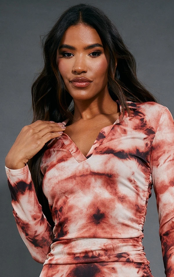 Robe Moulante Froncée Imprimé Tie & Dye Noir à Col Polo 4 Robe Moulante Froncée Imprimé Tie & Dye Noir à Col Polo – Image 4