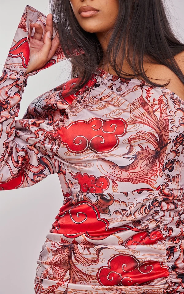 Robe Asymétrique Moulante Satinée Nude Imprimé Tatouages à Manches Bouffantes Et Fronces 4 Robe Asymétrique Moulante Satinée Nude Imprimé Tatouages à Manches Bouffantes Et Fronces – Image 4