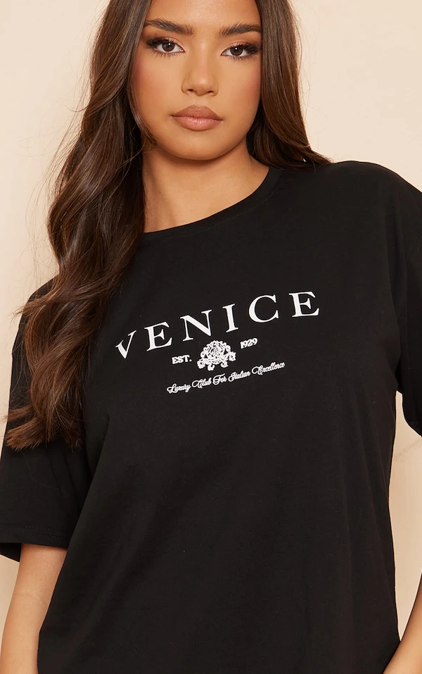 Robe T-shirt Oversize Noire à Slogan Venice 4 Robe T-shirt Oversize Noire à Slogan Venice – Image 4