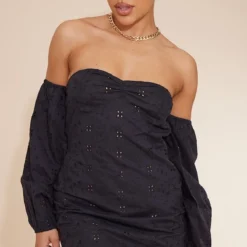 Robe Droite En Broderie Noire à Col Bardot Et Détail Buste