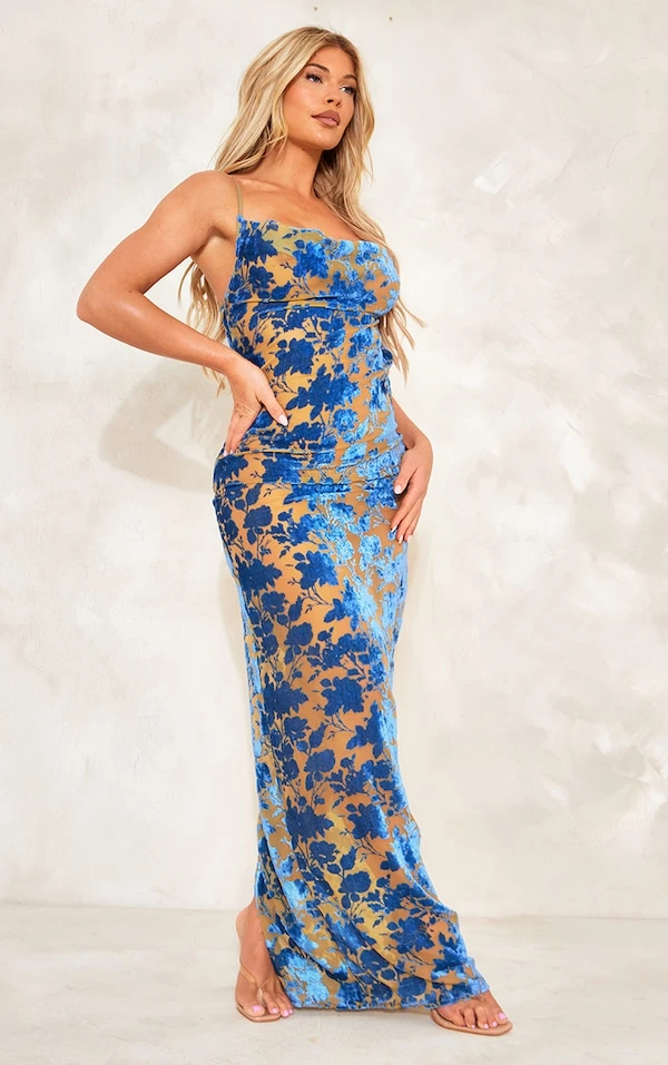 Robe Longue Fleurie Bleue Floquée à Col Bénitier Et Dos Ouvert 3 Robe Longue Fleurie Bleue Floquée à Col Bénitier Et Dos Ouvert – Image 3