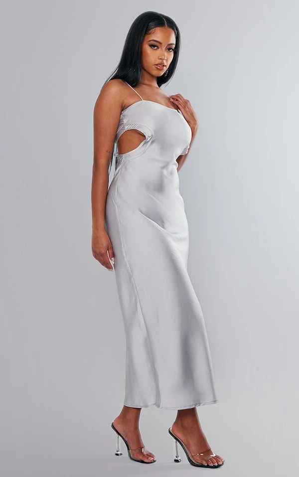 Robe Mi-longue Découpée Satinée Argentée à Liserés Et Bretelles Fines 3 Robe Mi-longue Découpée Satinée Argentée à Liserés Et Bretelles Fines – Image 3