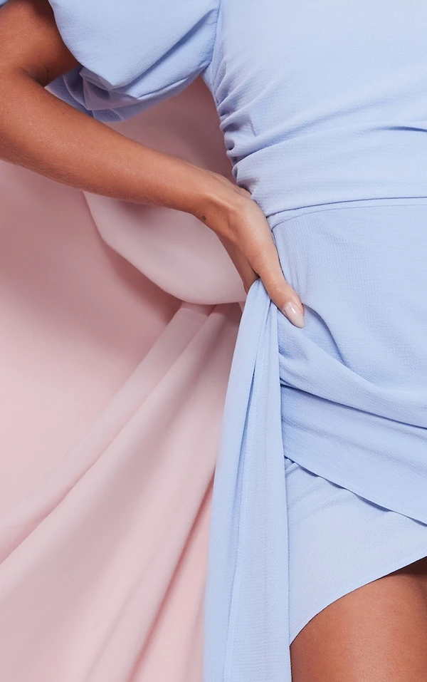 Robe Moulante Asymétrique Bleu Clair Drapée à Manche Bouffante 4 Robe Moulante Asymétrique Bleu Clair Drapée à Manche Bouffante – Image 4