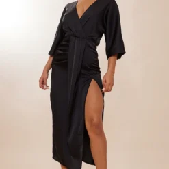 Robe Longue Satinée Noire Fendue à Décolleté Plongeant Et Manches Chauve-souris