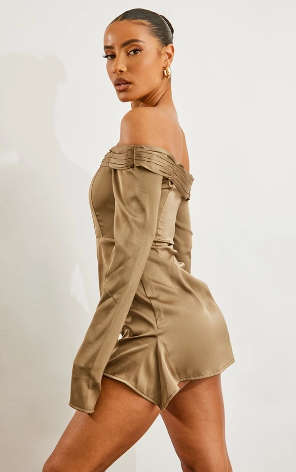 Robe Droite Satinée Plissée Kaki à Col Bardot Et Manches évasées 2 Robe Droite Satinée Plissée Kaki à Col Bardot Et Manches évasées – Image 2