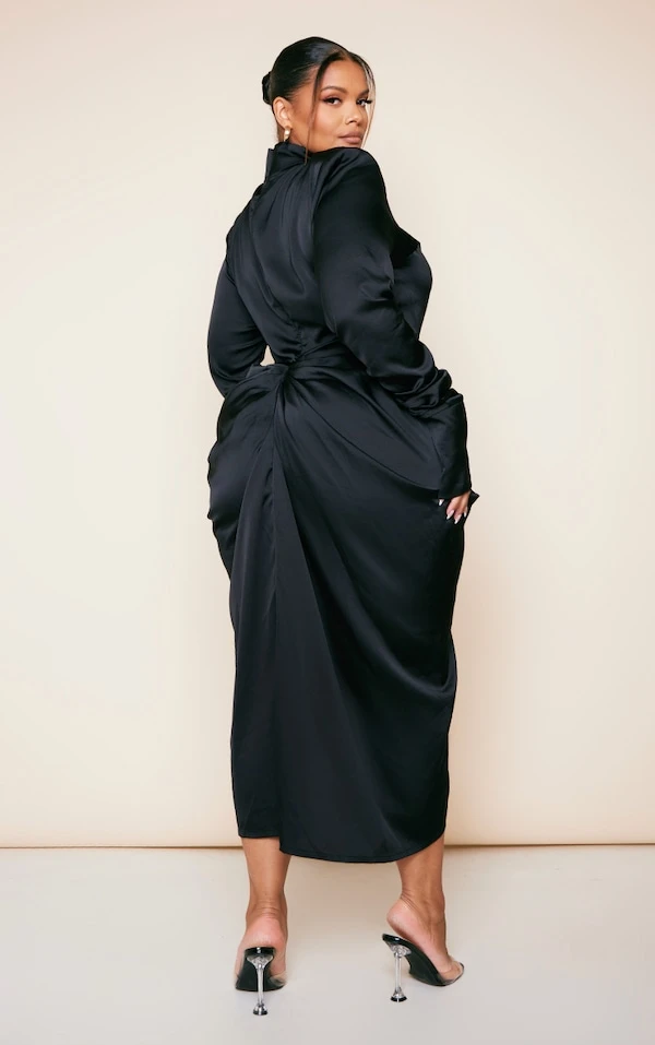 Plus Robe Mi-longue Satinée Drapée Noire à Col Montant 2 Plus Robe Mi-longue Satinée Drapée Noire à Col Montant – Image 2