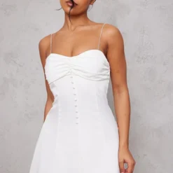 Robe Moulante Satinée Blanche à Boutons Et Bretelles Strassées