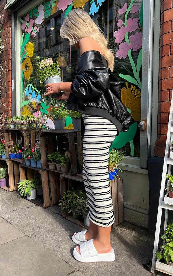 Robe Bustier Longue En Maille Tricot Douce Noir & Blanc à Rayures 2 Robe Bustier Longue En Maille Tricot Douce Noir & Blanc à Rayures – Image 2