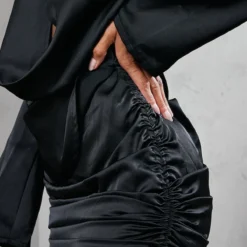 Robe Moulante Noire Satinée Froncée à Col Bénitier Plongeant Et Manches Longues -Jupe Lumine Soldes Boutique 516b026843df31284cd2d3c3c65cf13d96b08101 cnd2231 4