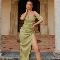 Robe Longue Texturée Froncée Vert Olive à Col Bardot Et Armatures