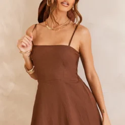 Robe Baby Doll Effet Lin Chocolat Froncée Dans Le Dos à Col Droit