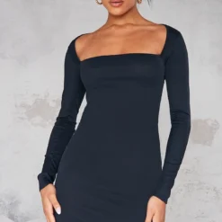 Logic Robe Moulante Côtelée Noire à Col Très Carré