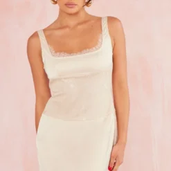 Robe Moulante Satinée Nude à Parties En Dentelle Et Bretelles -Jupe Lumine Soldes Boutique 5a6be184f6fe3094534ac4302cdcfd8cc66e242b cne1376 1