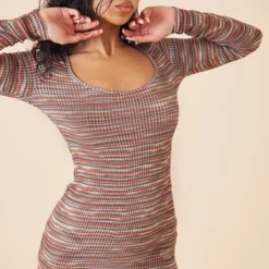 Robe Moulante Côtelée à Rayures Marron Et Manches Longues