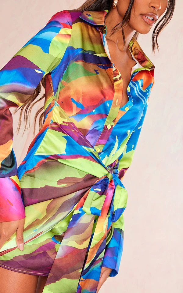 Robe Chemise Satinée Imprimé Abstrait Multicolore à Détail Noué 4 Robe Chemise Satinée Imprimé Abstrait Multicolore à Détail Noué – Image 4