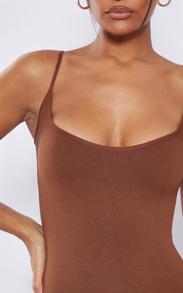 Robe Gainante Marron à Buste Ouvert 4 Robe Gainante Marron à Buste Ouvert – Image 4