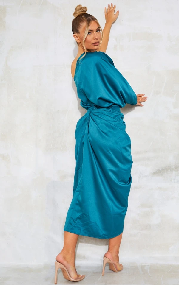Robe Mi-longue Satinée Drapée Vert émeraude à épaule Unique 2 Robe Mi-longue Satinée Drapée Vert émeraude à épaule Unique – Image 2