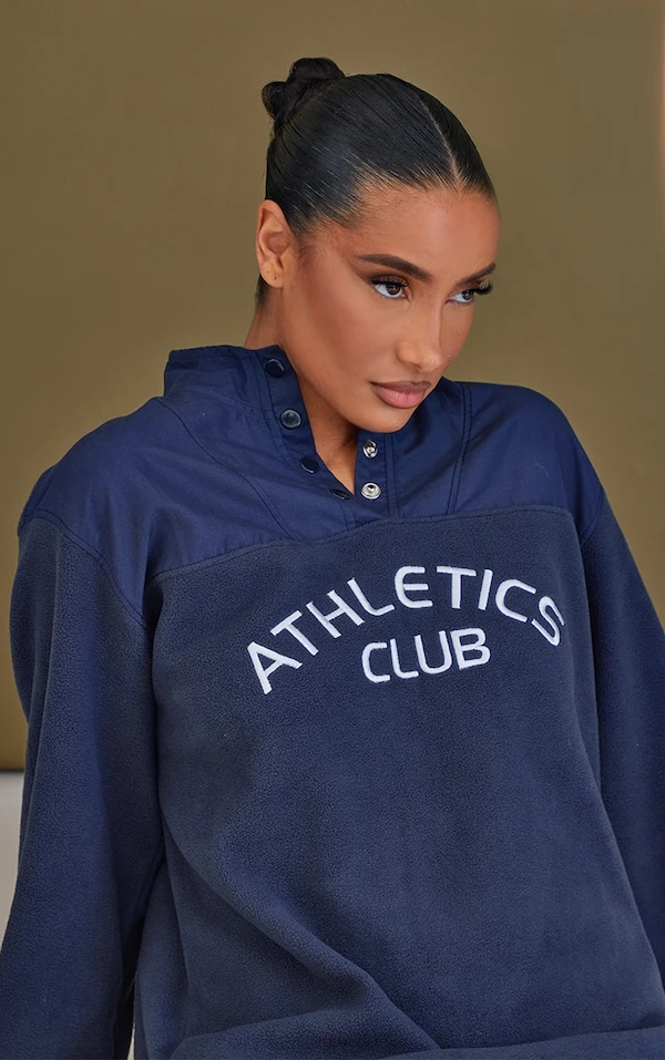 Robe Pull En Polaire Bleu Marine à Slogan Athletics Et Boutons-pression 4 Robe Pull En Polaire Bleu Marine à Slogan Athletics Et Boutons-pression – Image 4