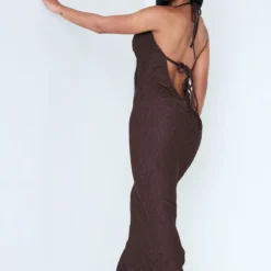 Robe Longue Texturée Marron Chocolat Nouée Au Dos à Col Bénitier Et Derrière Froncé 7 Robe Longue Texturée Marron Chocolat Nouée Au Dos à Col Bénitier Et Derrière Froncé -Jupe Lumine Soldes Boutique 60147c6aa598ea22198a78bd9387f0b0804aa645 cnd7623 1