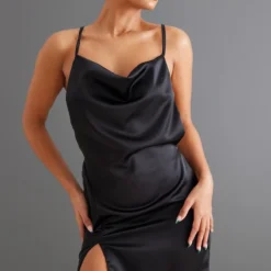 Robe Droite Satinée Noire à Col Béntiier Et Bretelles Croisées