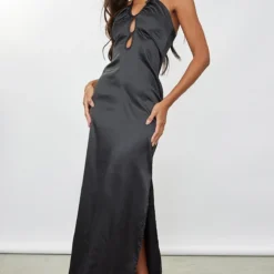 Robe Longue Satinée Noire à Dos Nu Et Découpes