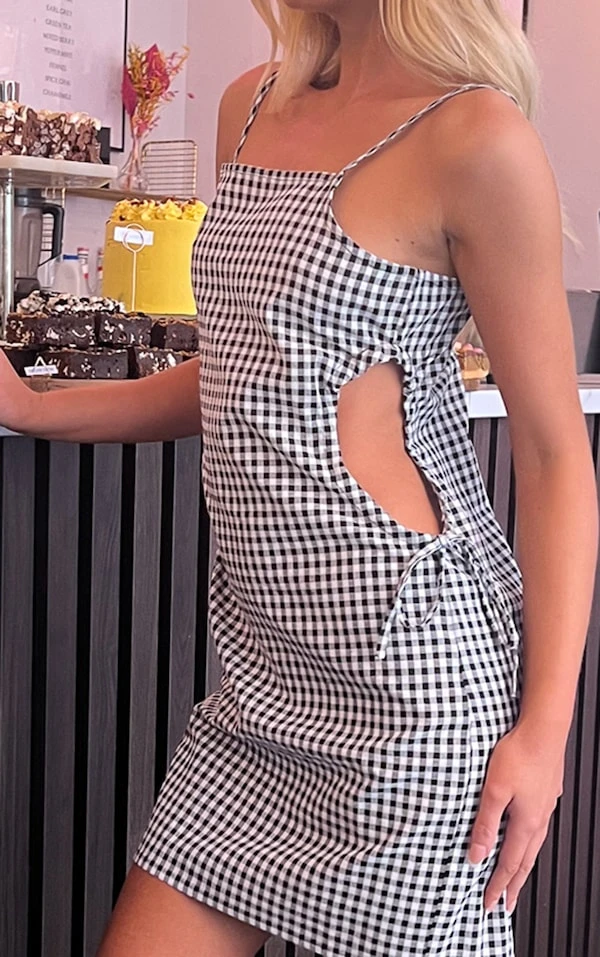 Robe Moulante Découpée Noire Et Blanche à Carreaux Et Côtés Froncés 4 Robe Moulante Découpée Noire Et Blanche à Carreaux Et Côtés Froncés – Image 4