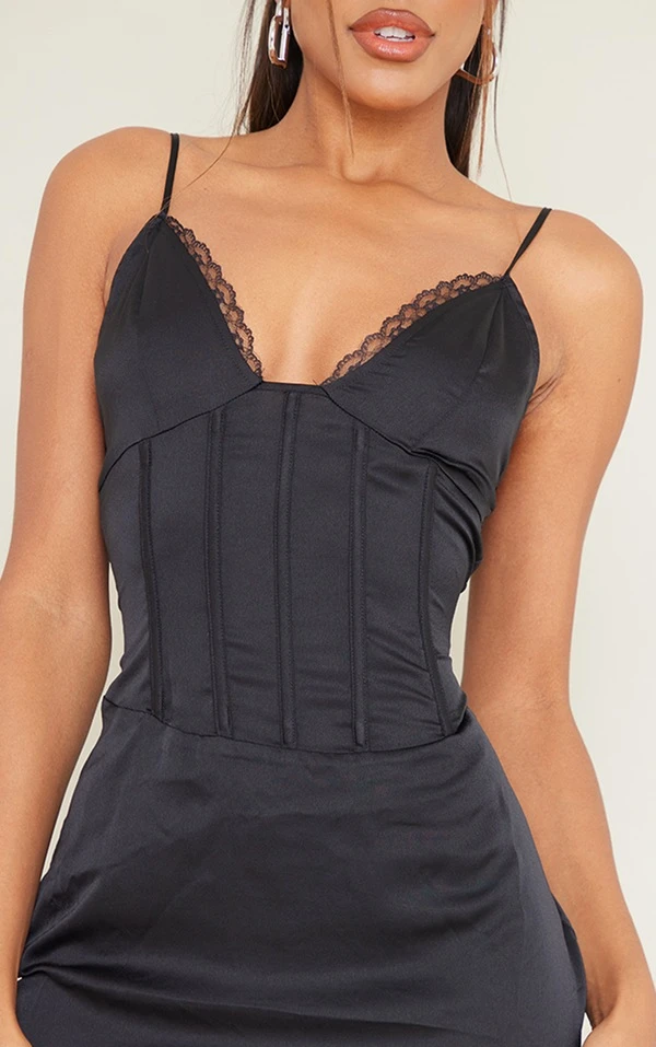 Robe Corset Moulante Satinée Noire à Bordures En Dentelle Et Bretelles 4 Robe Corset Moulante Satinée Noire à Bordures En Dentelle Et Bretelles – Image 4