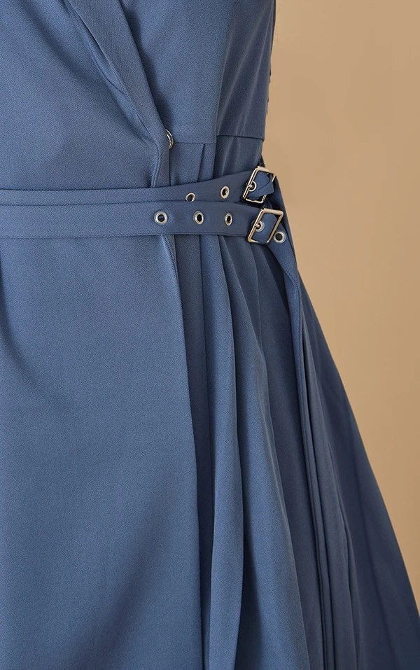 Robe Blazer Tissée Plissée Bleu Minéral à Détail Boucle 4 Robe Blazer Tissée Plissée Bleu Minéral à Détail Boucle – Image 4