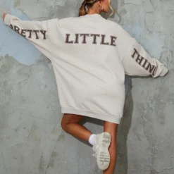 PRETTYLITTLETHING Robe Sweat Oversize Avoine à Slogan -Jupe Lumine Soldes Boutique 67107786a03cf5afac1521e5df83e2e3a29d4276 cmq0907 4