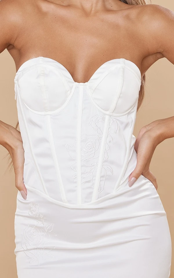 Robe Corset Mi-longue Blanche Satinée à Fleurs Brodées 4 Robe Corset Mi-longue Blanche Satinée à Fleurs Brodées – Image 4