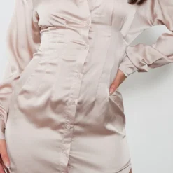 Robe Chemise Satinée Champagne à Taille Ajustée 8 Robe Chemise Satinée Champagne à Taille Ajustée -Jupe Lumine Soldes Boutique 6bb4ffd4e23824044dae1ad332cb24e9638df373 cnc7696 4