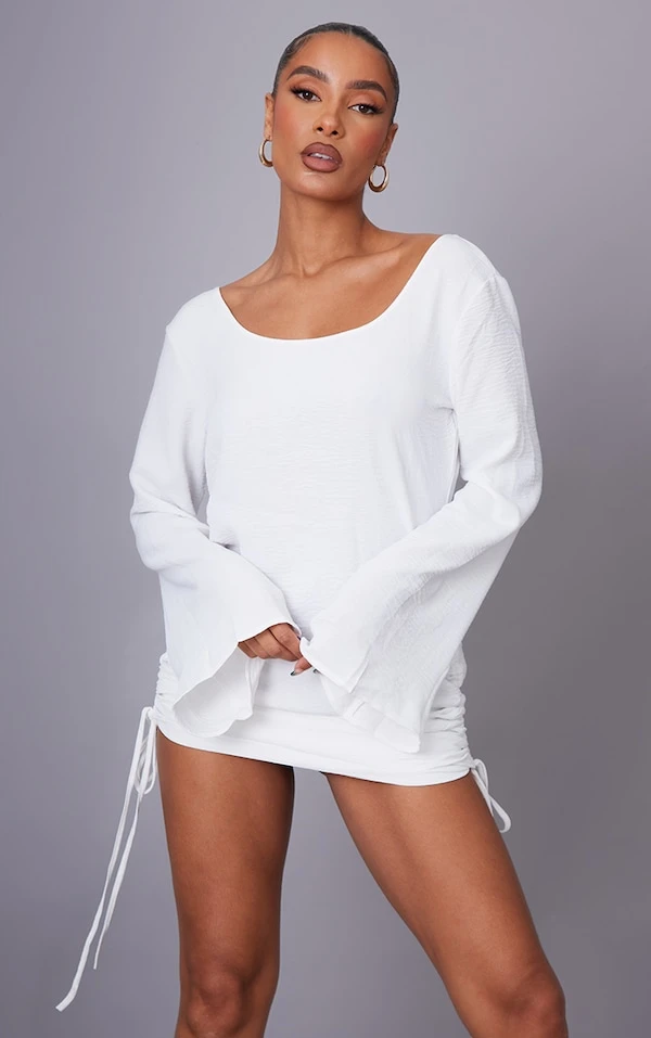 Robe Moulante Texturée Satinée Blanche à Fronces Sur Les Côtés Et Dos Nu 2 Robe Moulante Texturée Satinée Blanche à Fronces Sur Les Côtés Et Dos Nu – Image 2