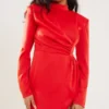 Robe Moulante Texturée Satinée Rouge Drapée à Col Montant