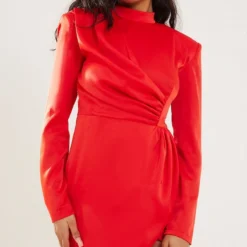 Robe Moulante Texturée Satinée Rouge Drapée à Col Montant