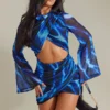 Robe Moulante à Imprimé Abstrait Bleu En Mesh à Découpes Et Manches Flare
